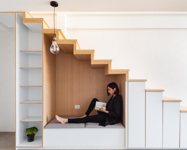 Rak terbuka dengan tampilan minimalis